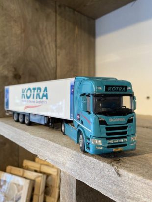 Miniatuur vrachtwagen met oplegger