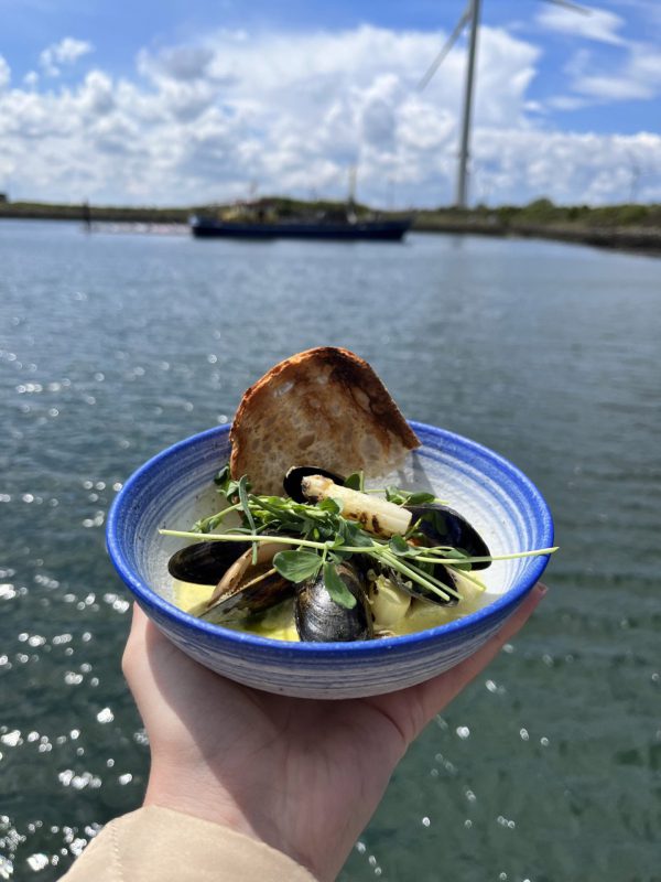 Mosselen eten tijdens rondleidingen in Yerseke