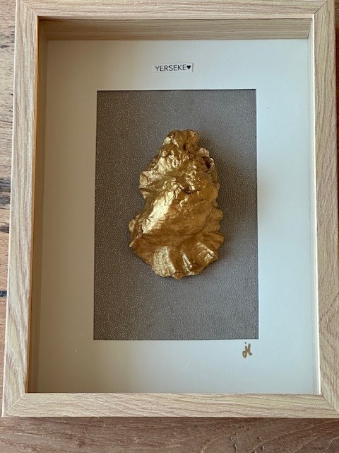 oester in lijst goud met frame